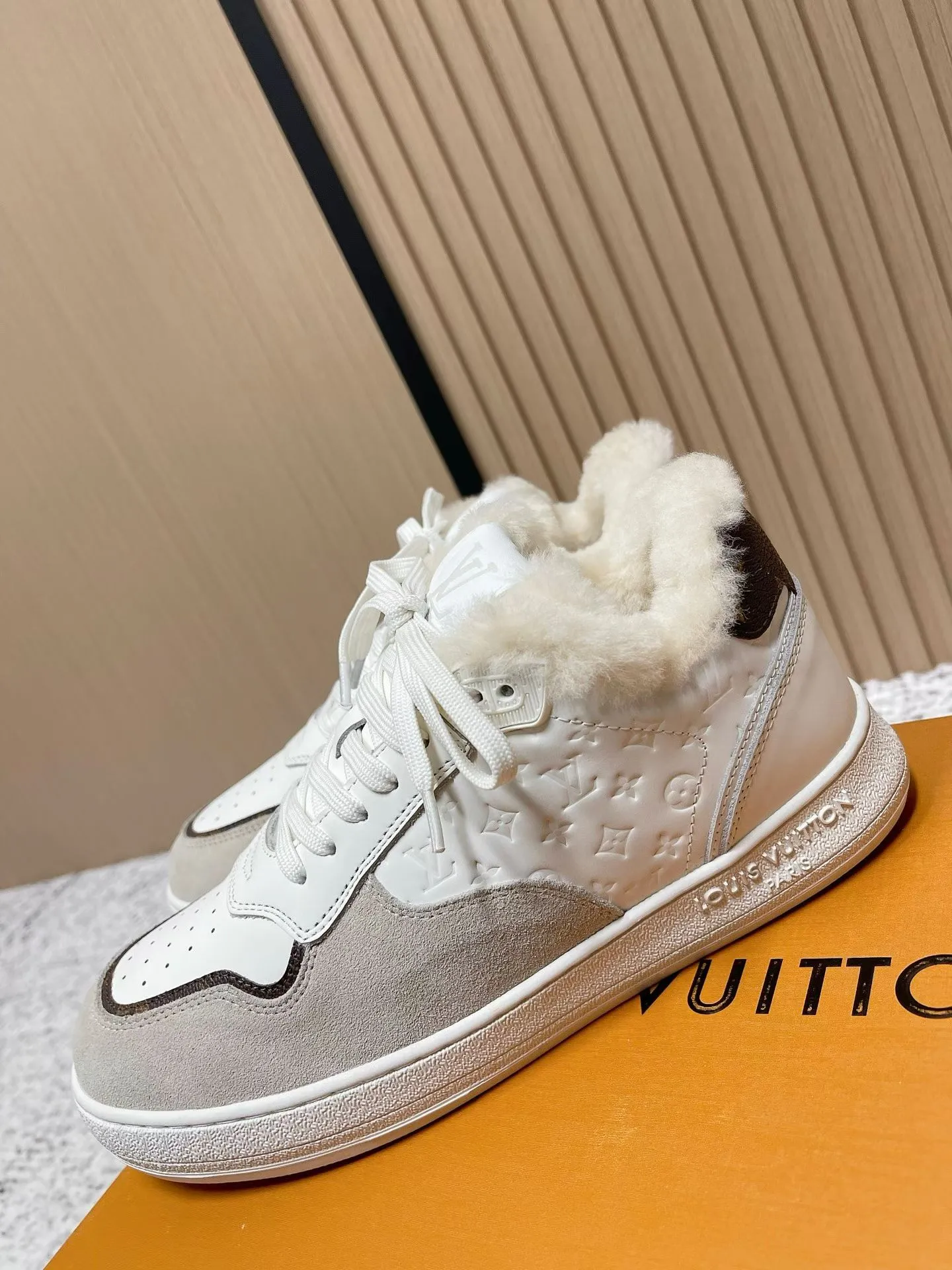 Men's shoes pP700! Top version Louis Vuiton Louis Vuitton sneakers casual shoes wool style‼ ️ LV Trainer sneakers are a classic idea inspired by retro basketball shoes by designer Virgil Abloh. This time, they are spliced ​​with smooth cow leather and Monogram embossed grained cow leather, and are embellished with Monogram flowers on the rubber outsole, reflecting a striking jump in one color! Fabric: Original imported first-layer cowhide Lining: Warm wool lining Bottom thickness: about 3cm Size: 35-41